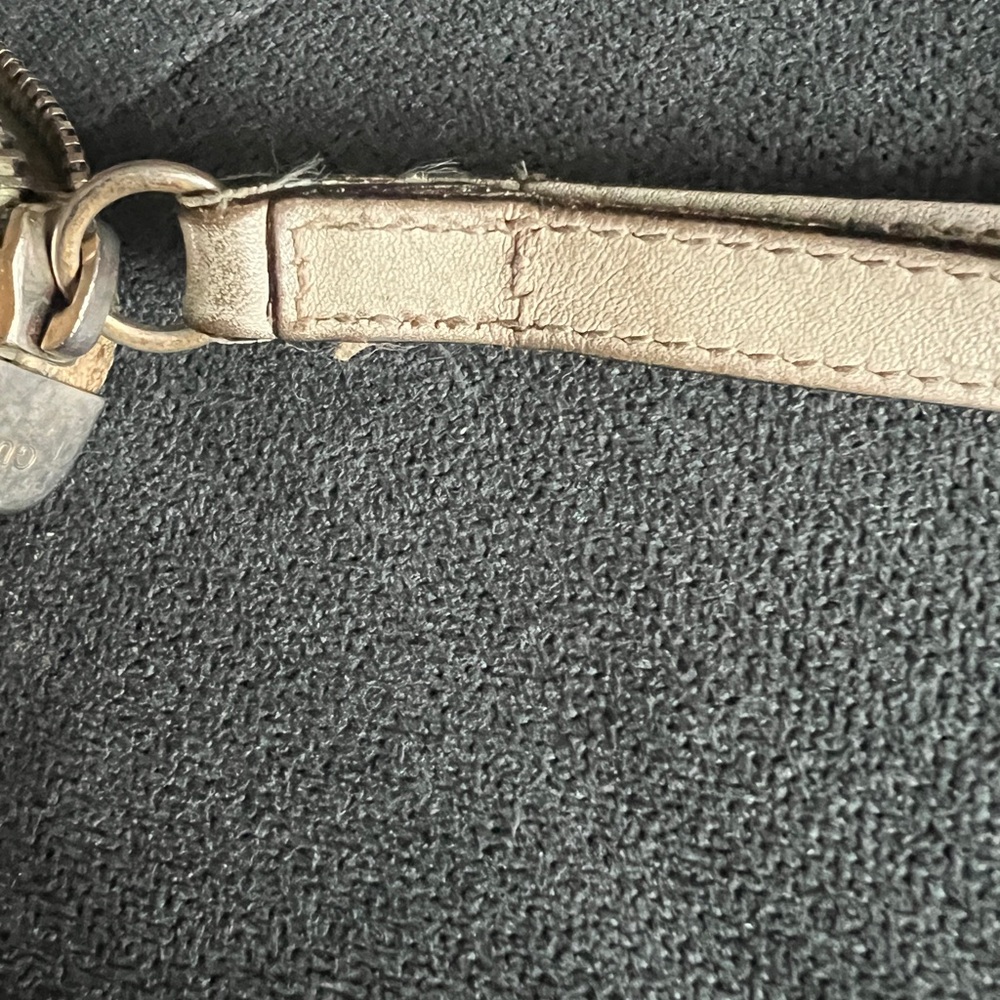Gucci Beige and Brown Monogram Wristlet wallet with dust bag - Picture 10 of 11
